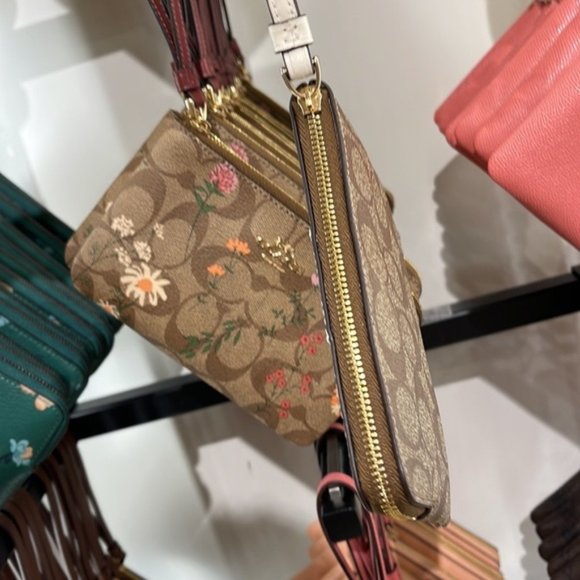 Coach Corner Zip Wristlet In Signature Canvas Gold/KHAKI/CHALK - Picture 3 of 5